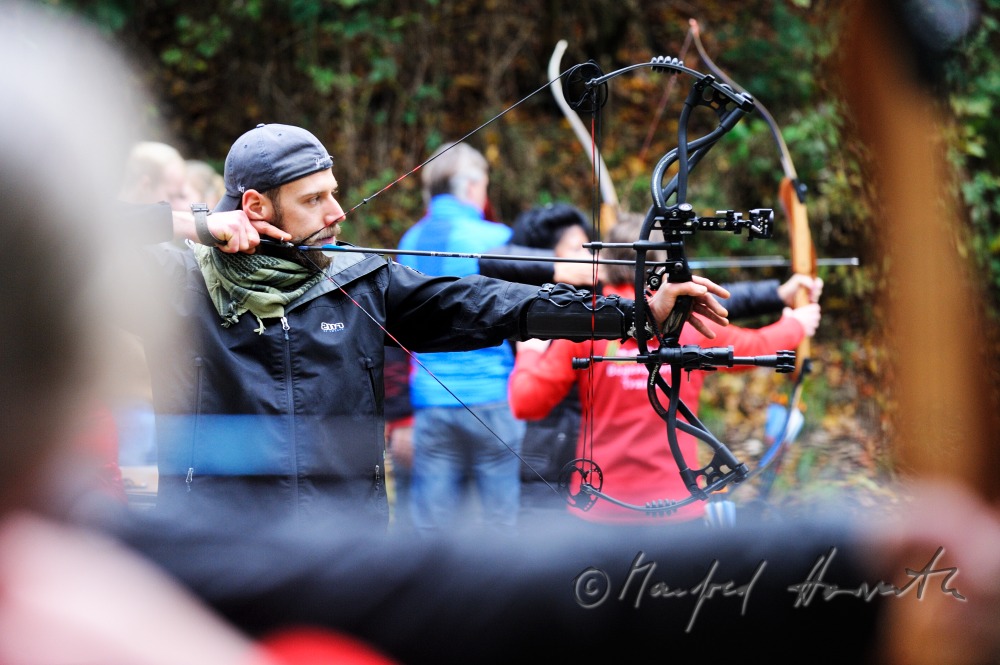 bowman shooting with a compound bow at the parcours