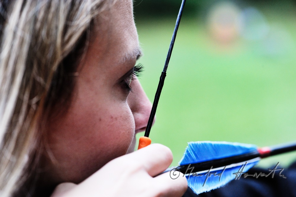 bowwoman taking aim at the 3D-parcours