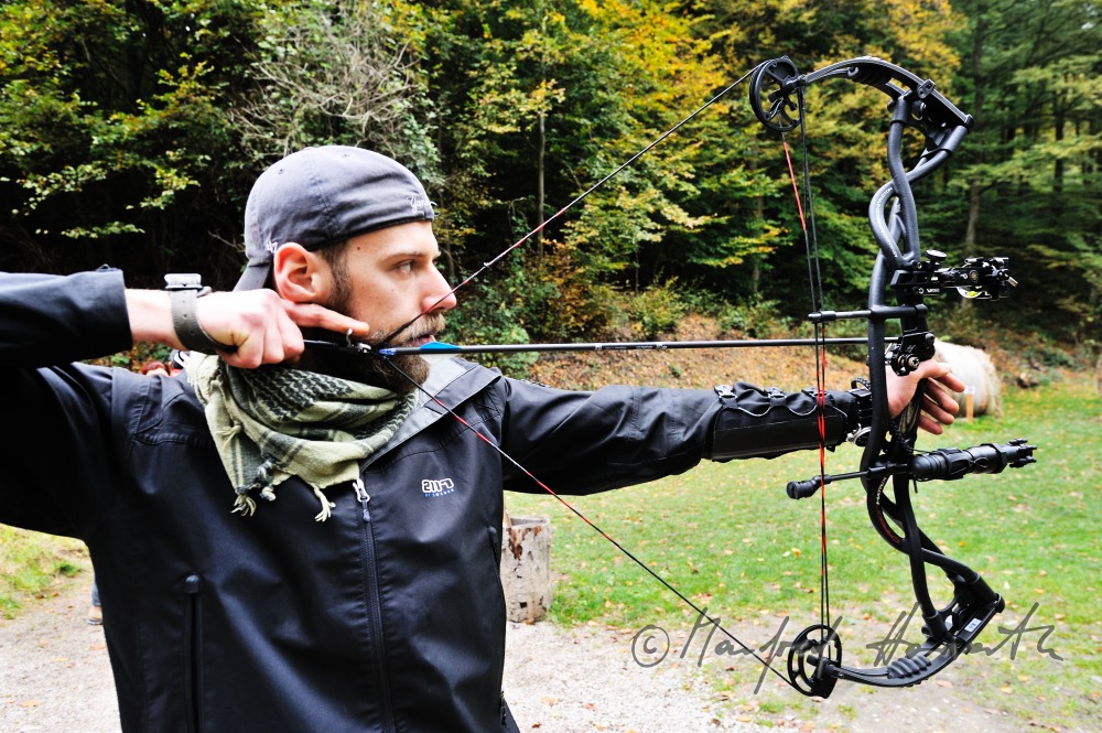 bowman shooting with a compound bow at the parcours
