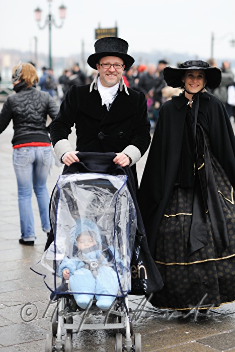 masked couple with buggy on Piazza San Marco