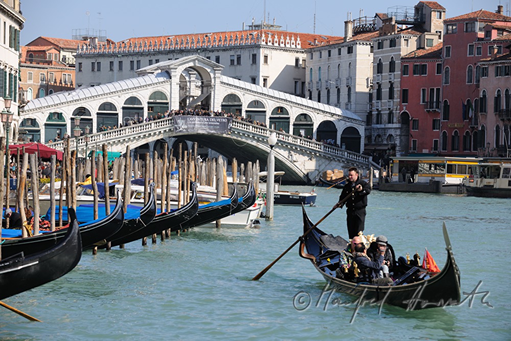 boats on Canal grande near Rialto Bridge