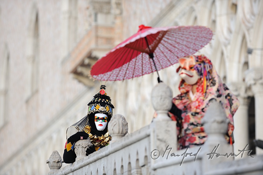 masked women on Ponte della Paglia