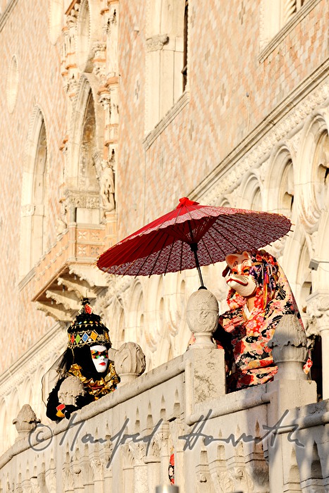 masked women on Ponte della Paglia