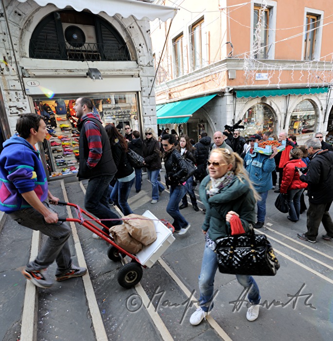 transport of goods on Rialto Bridge