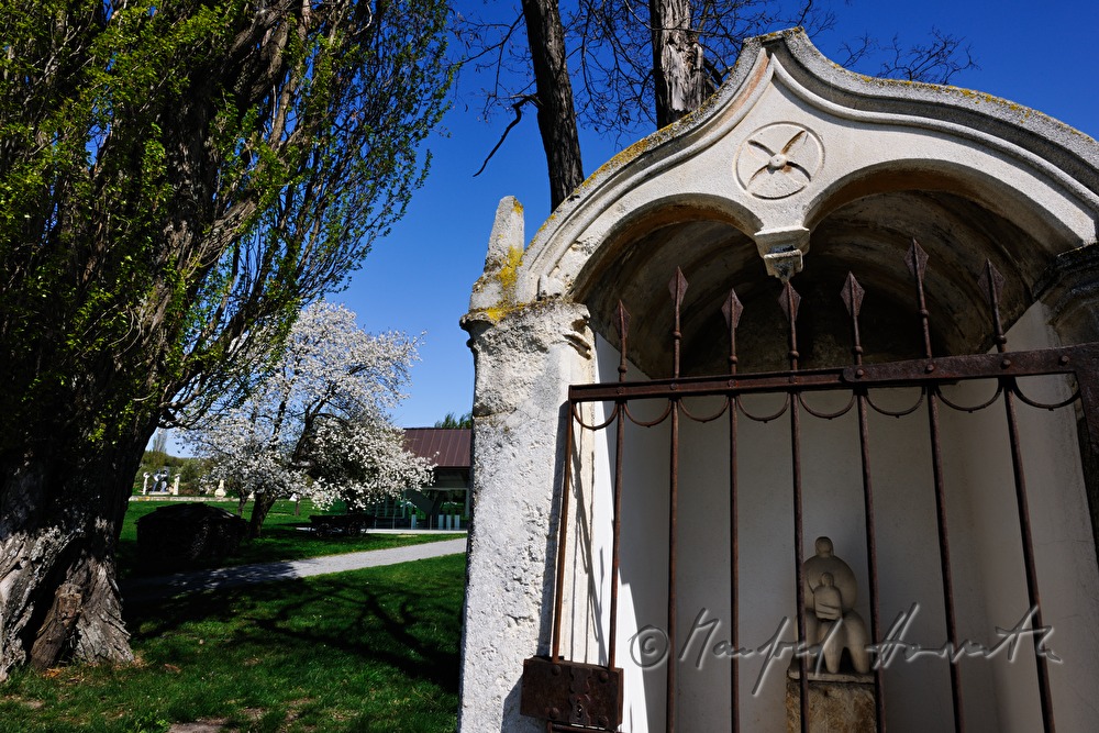 historic chapel with a sculpture by Wander Bertoni