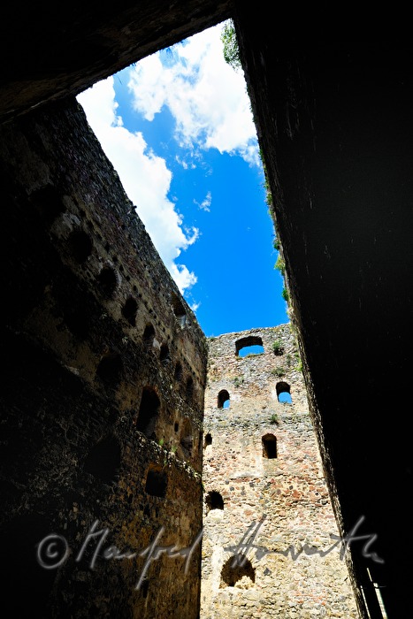 the former Palas (Great Hall) is preserved as a ruin