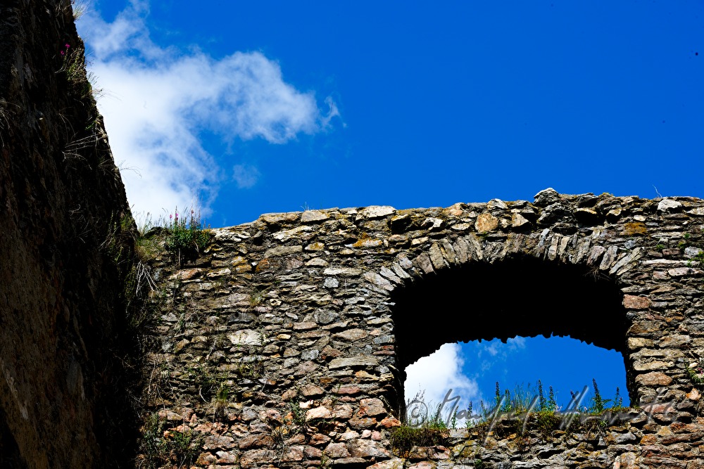the former Palas (Great Hall) is preserved as a ruin