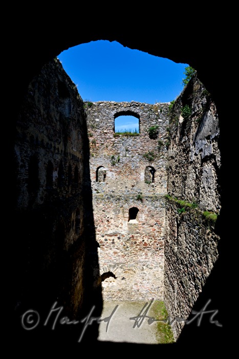 the former Palas (Great Hall) is preserved as a ruin