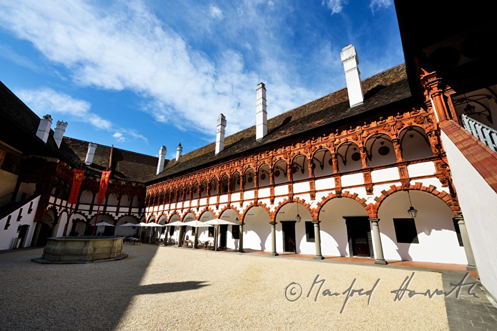 courtyard with columns made of terracotta from the Renaissance period
