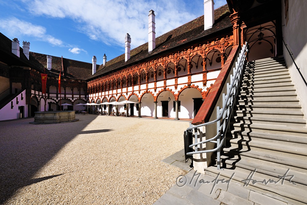 courtyard with columns made of terracotta from the Renaissance period