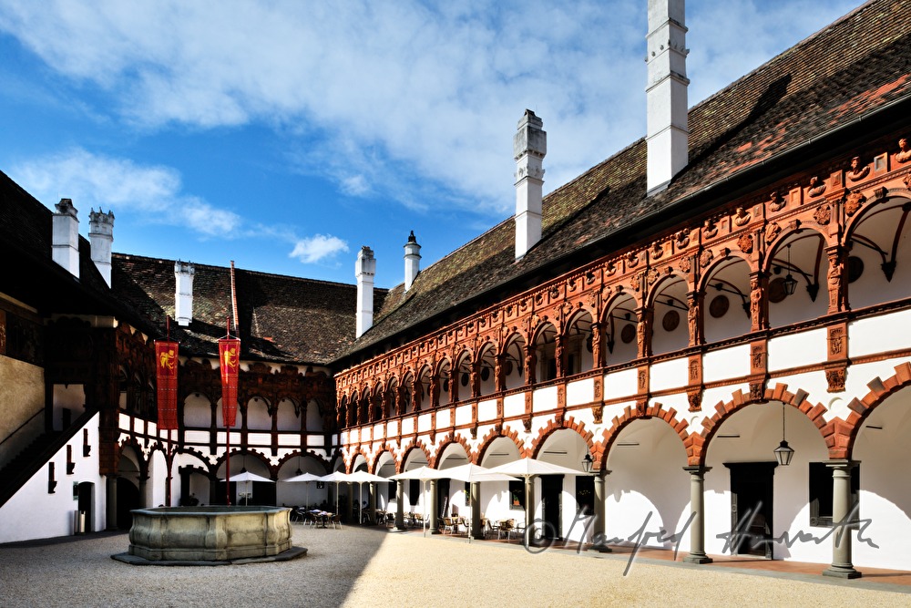 courtyard with columns made of terracotta from the Renaissance period