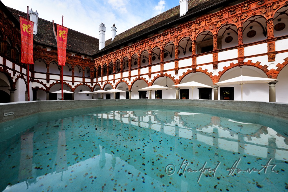 courtyard with columns made of terracotta from the Renaissance period