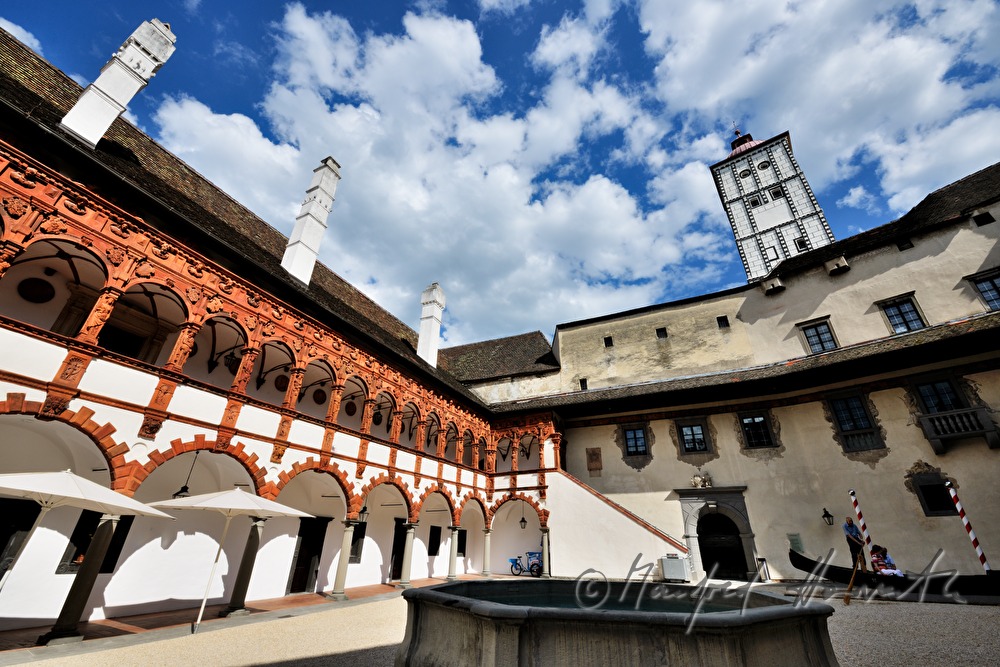 courtyard with columns made of terracotta from the Renaissance period