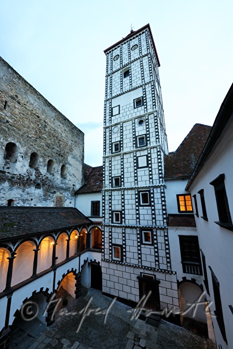 inner courtyard and dungeon from the Renaissance period