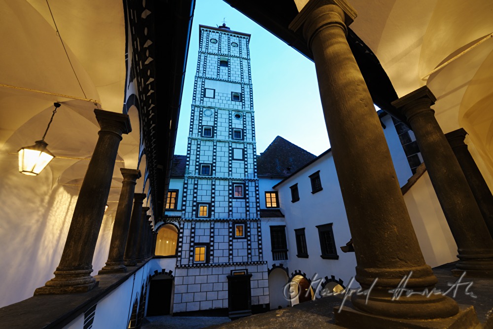 inner courtyard and dungeon from the Renaissance period