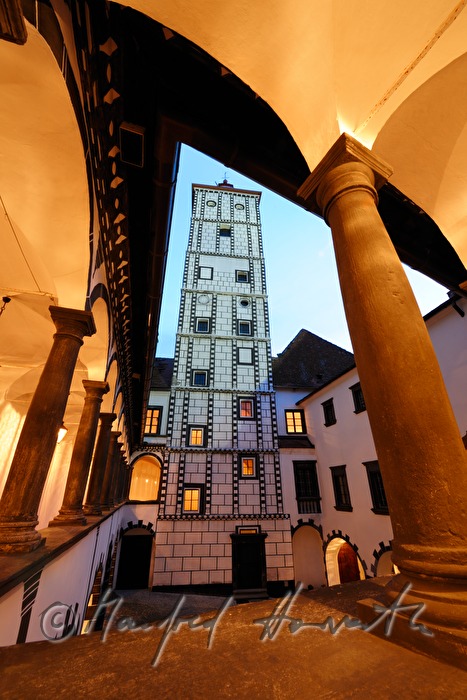 inner courtyard and dungeon from the Renaissance period