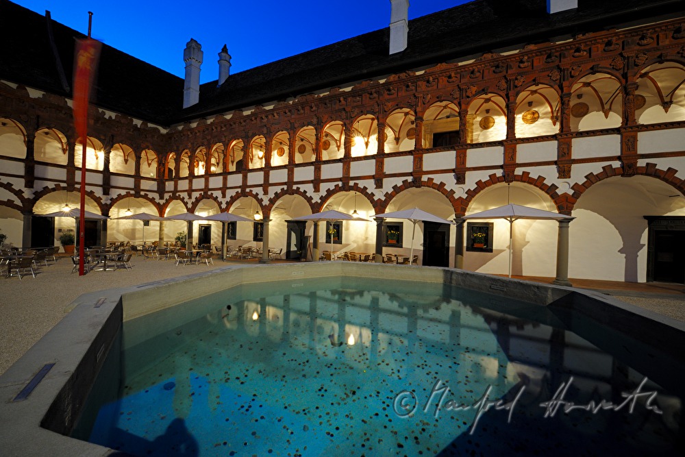 courtyard with columns made of terracotta from the Renaissance period