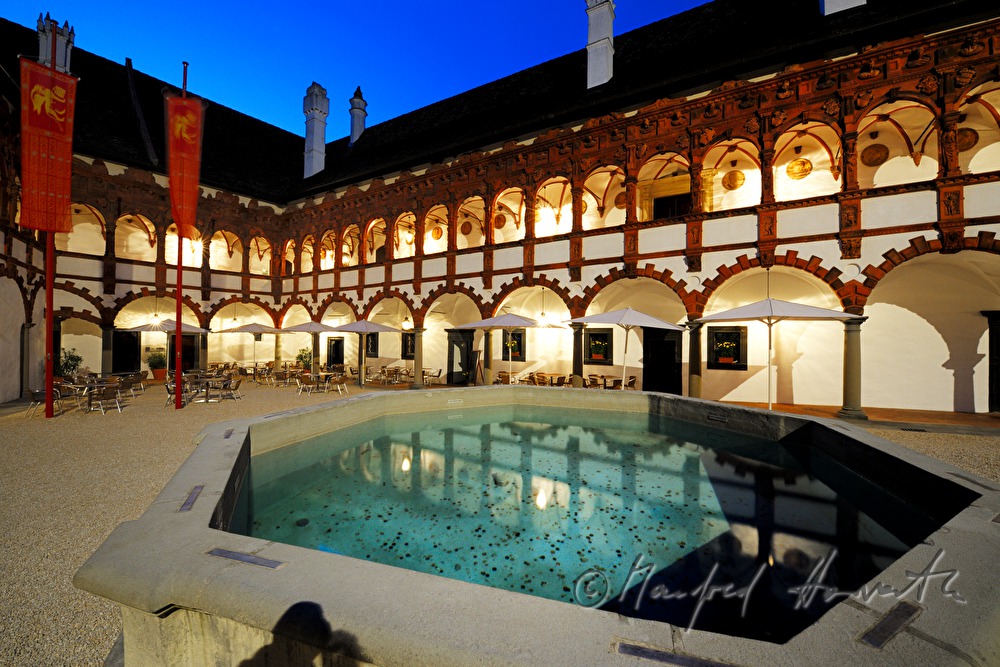 courtyard with columns made of terracotta from the Renaissance period