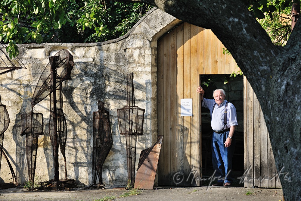 Wander Bertoni at the entrance of his studio