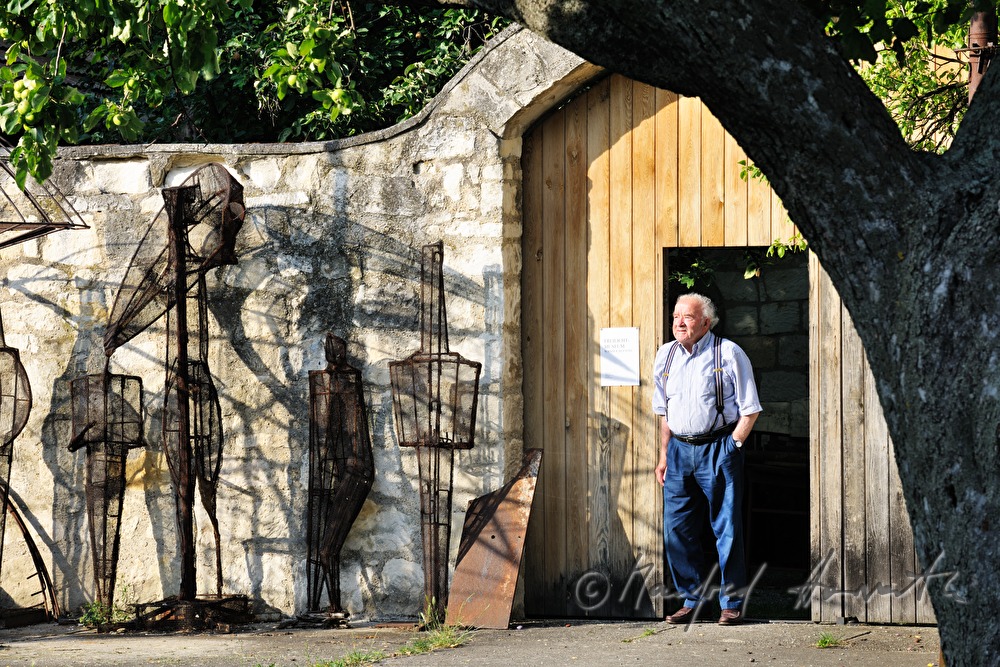 Wander Bertoni at the entrance of his studio