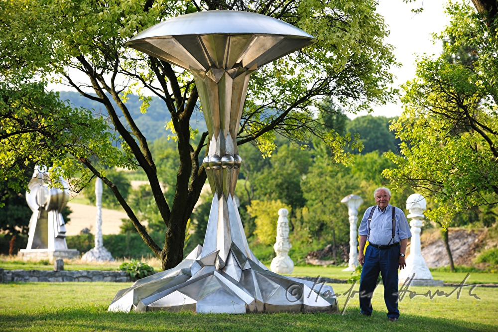 Wander Bertoni in front of his sculpture 