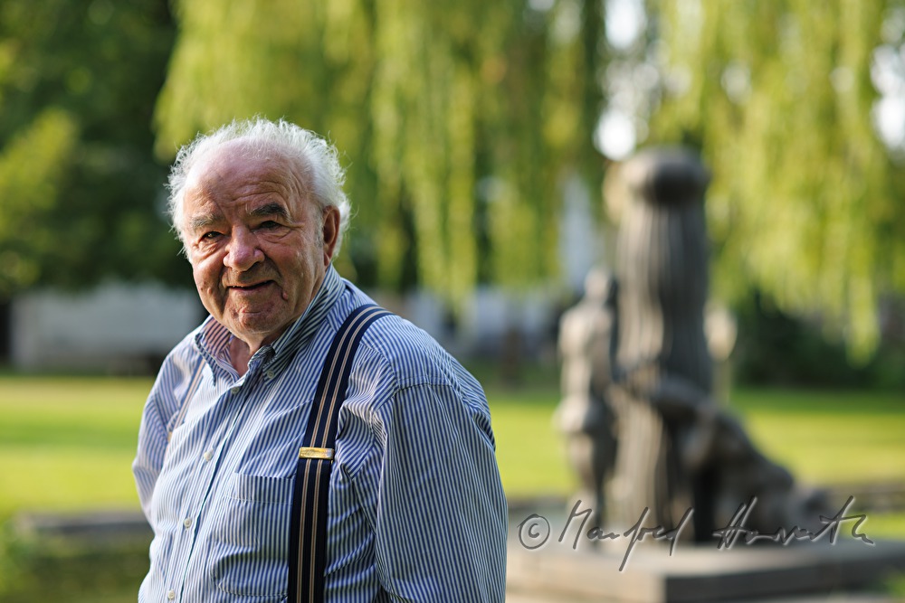 Wander Bertoni in front of his sculpture 