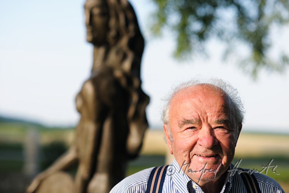 Wander Bertoni in front of his sculpture 