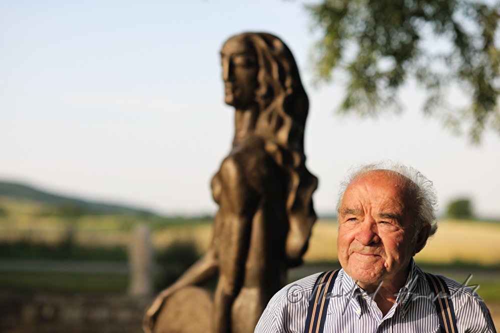Wander Bertoni in front of his sculpture 