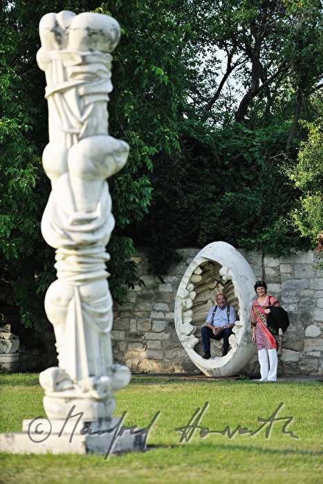 Wander Bertoni in his egg sculpture