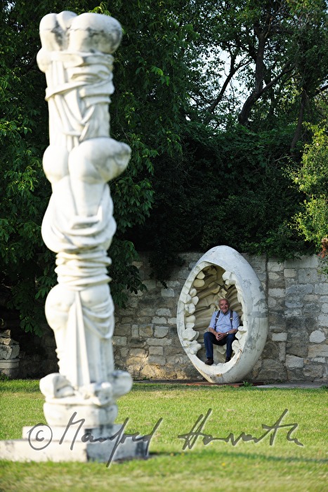 Wander Bertoni in his egg sculpture