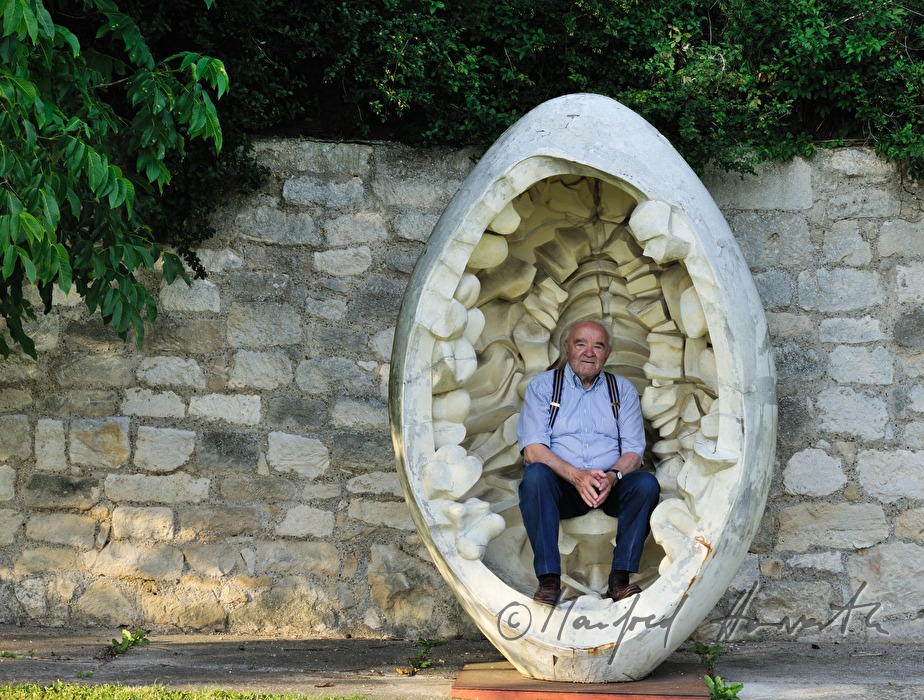 Wander Bertoni in his egg sculpture