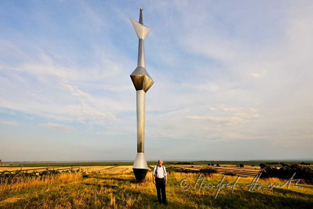 Wander Bertoni and his sculpture 