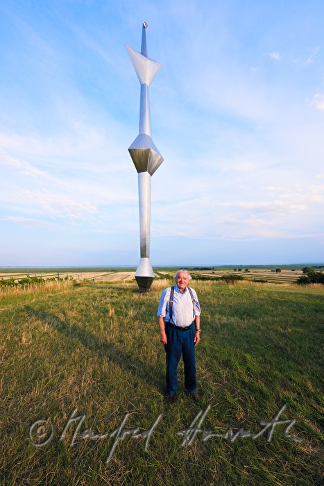 Wander Bertoni and his sculpture 