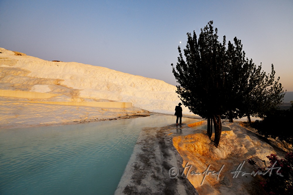Calcareous sinter pool and tourists