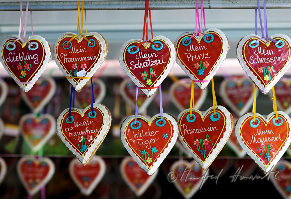 sale of souvenir gingerbread hearts stand