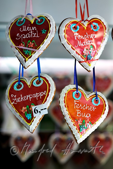 sale of souvenir gingerbread hearts stand