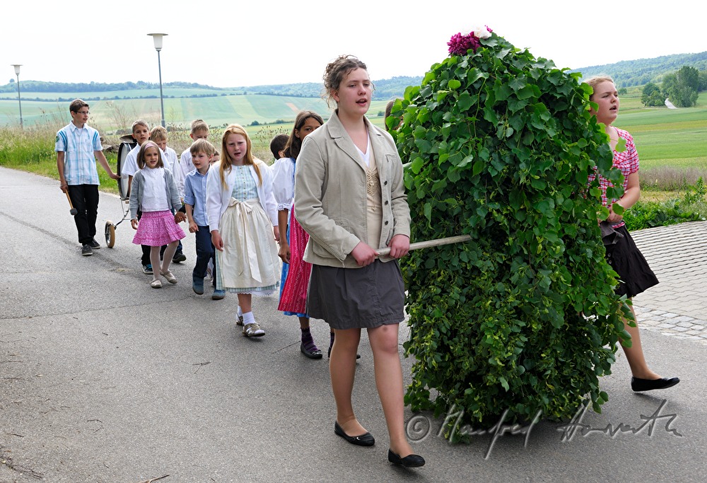 parade with the Whitsun-King (