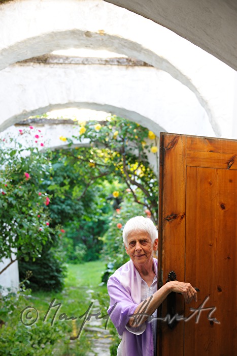 the artist Fria Elfen-Frenken in her garden