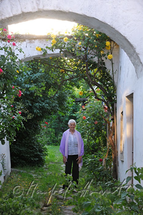 the artist Fria Elfen-Frenken in her garden