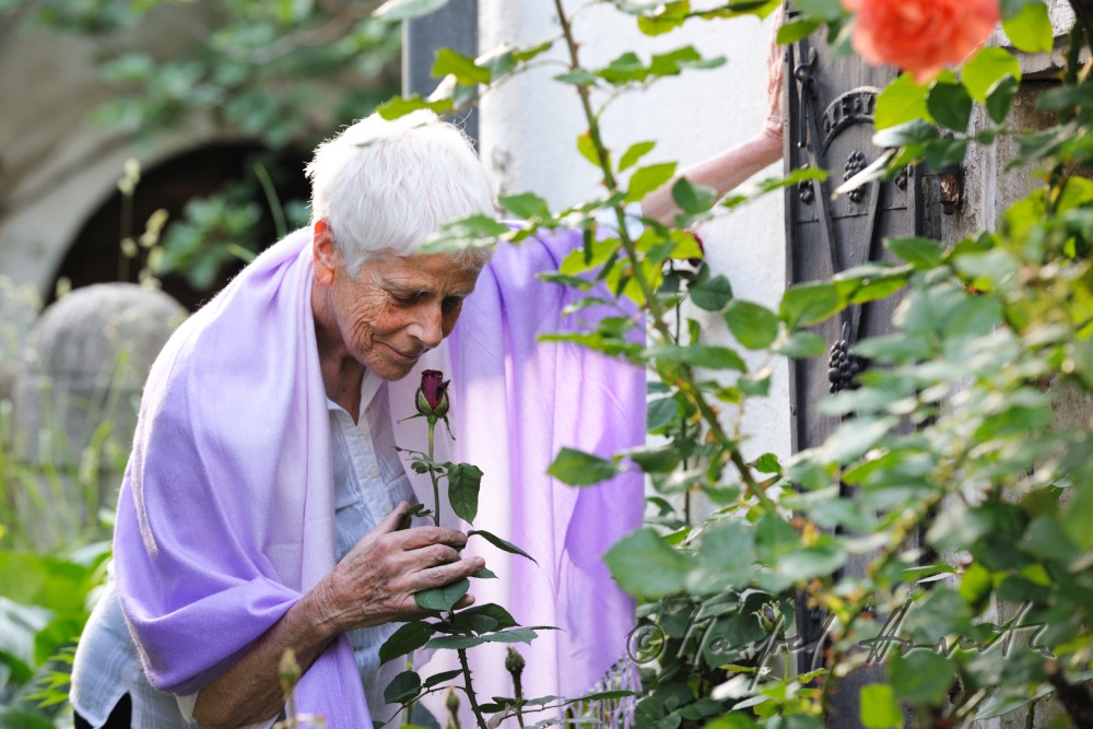 the artist Fria Elfen-Frenken in her garden