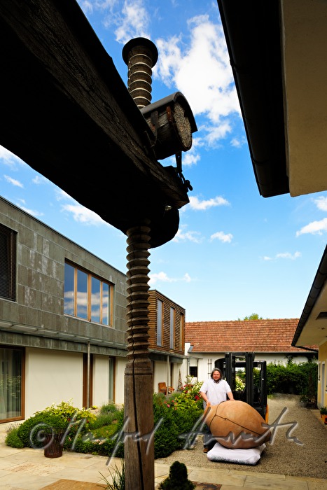 transport of an amphora with a forklift