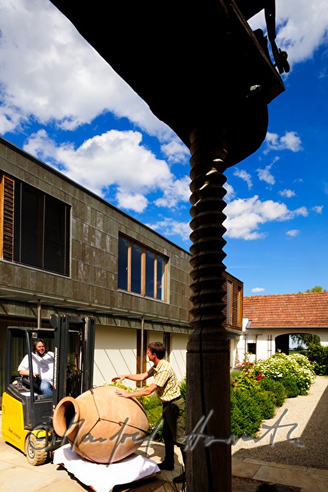 transport of an amphora with a forklift