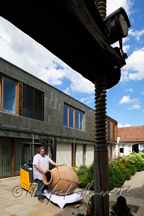 transport of an amphora with a forklift