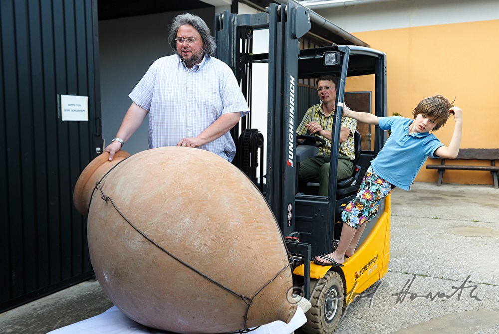 transport of an amphora with a forklift