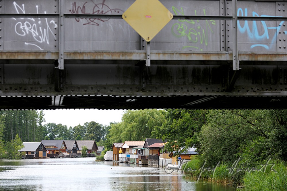 railway bridge and holiday cottages on the Müritz