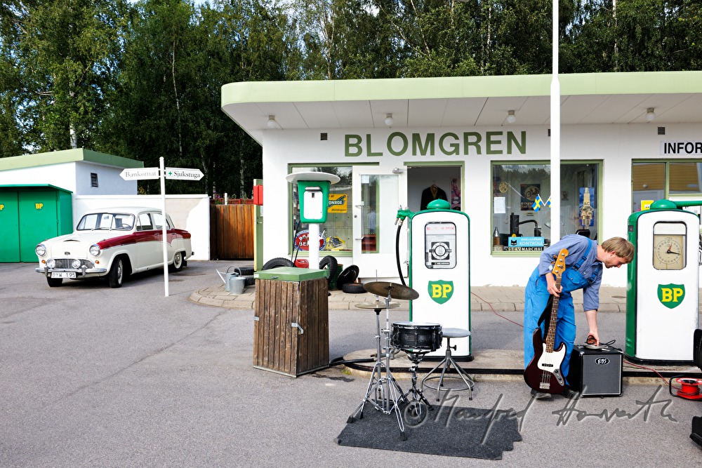band plays live at the 1950s petrol station