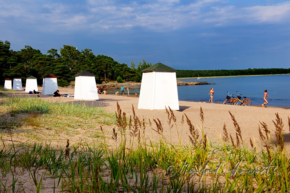 changing cubicles and playing child on the Baltic Sea