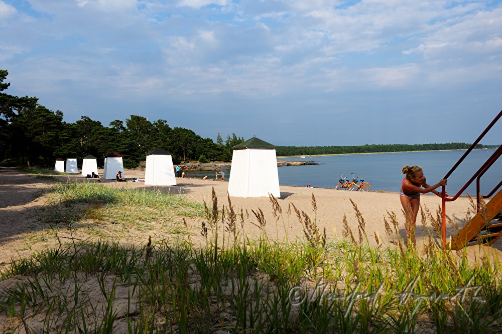 changing cubicles and playing child on the Baltic Sea