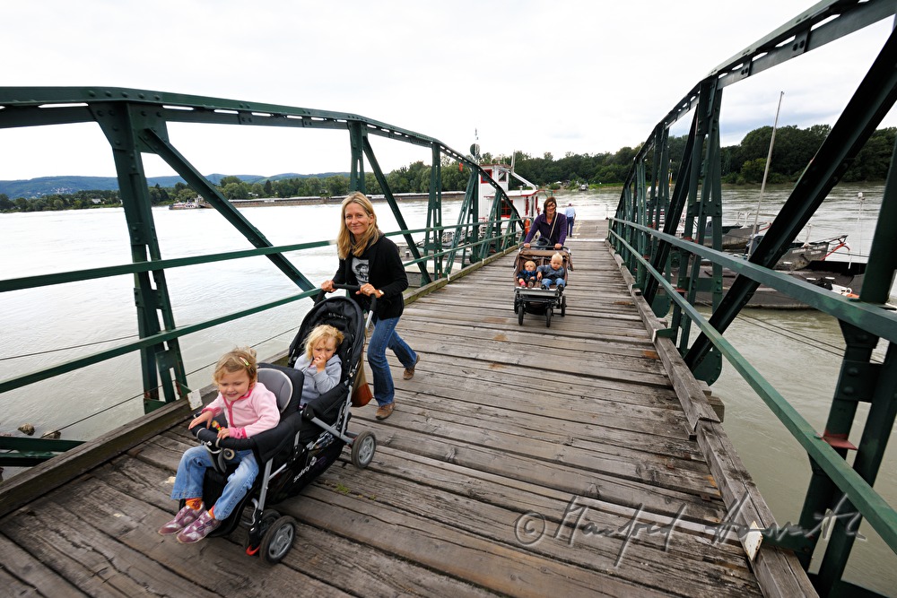 passengers leaving the ferry boat