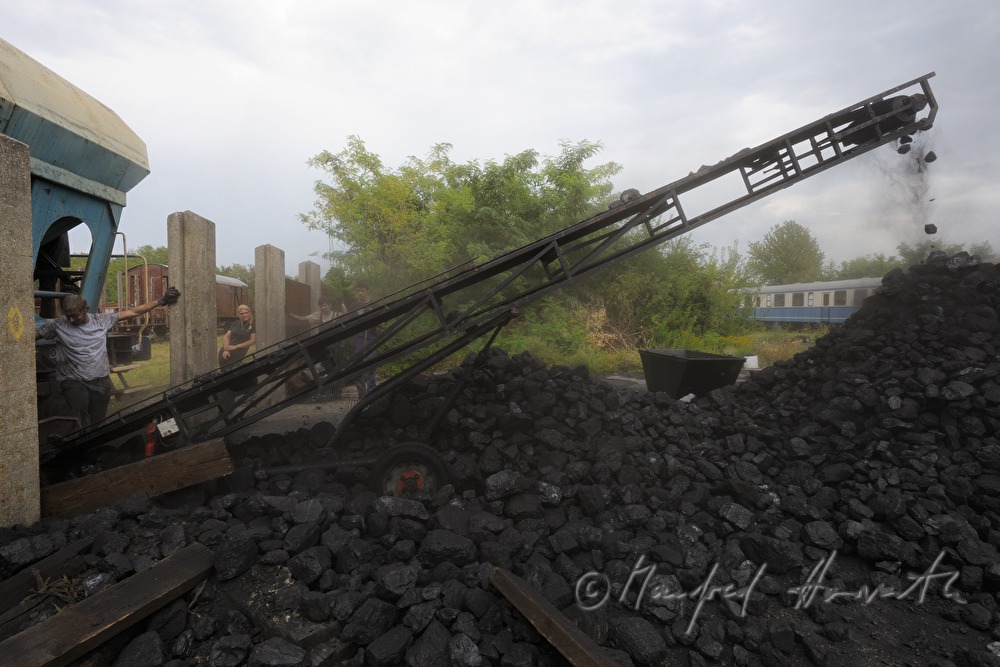 unloading pit coal with a conveyor belt